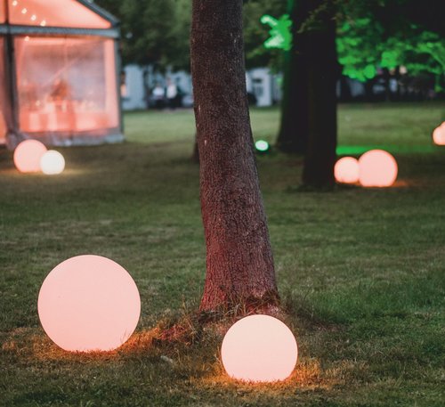 Wyjątkowa kolekcja lamp i świecących donic na taras i do ogrodu